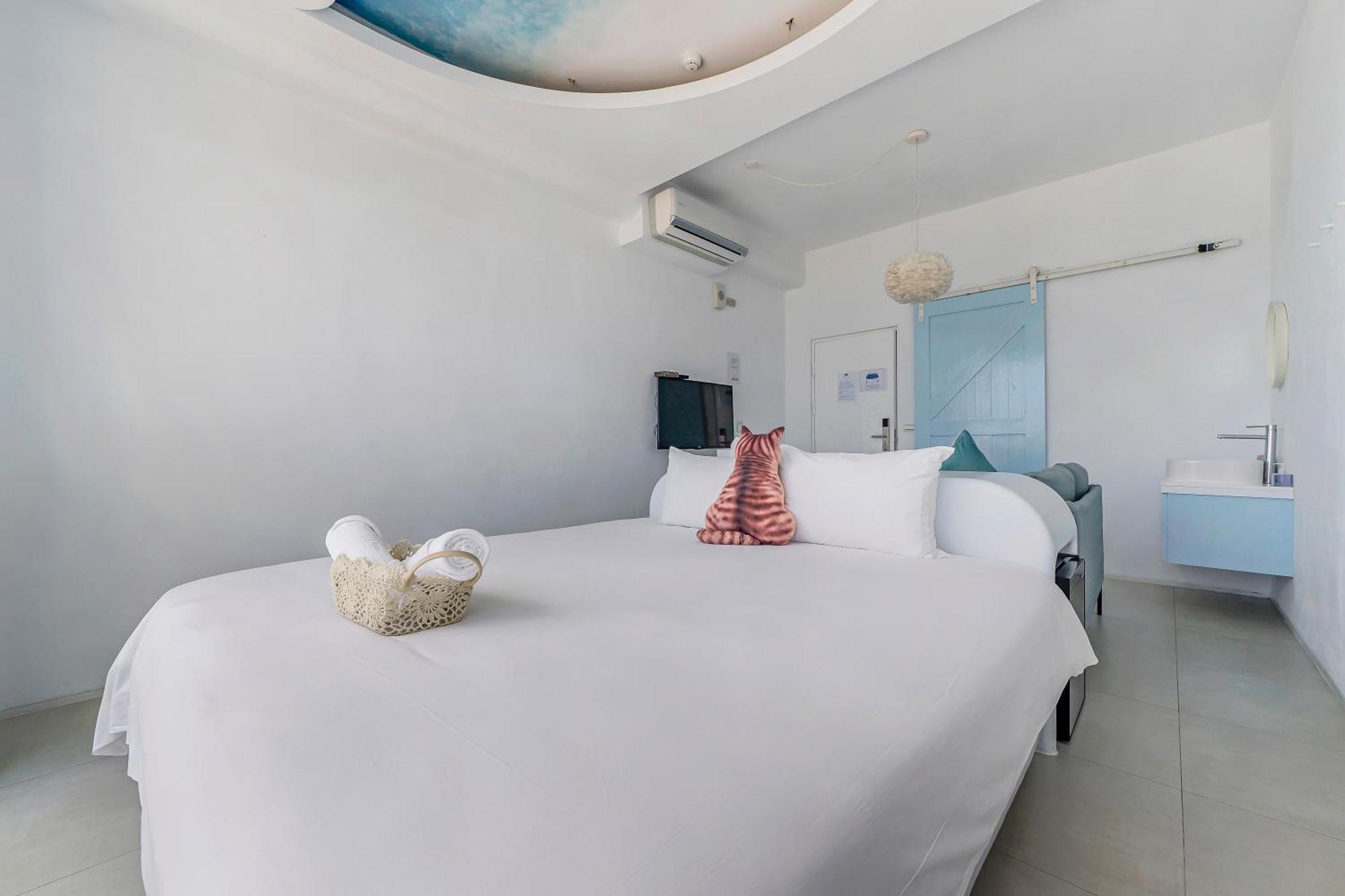 Cat At Greece Bed & Breakfast Nanwan Exterior photo